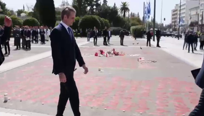 Yπόκλιση του Κυριάκου Μητσοτάκη μπροστά από τα ονόματα των 57 θυμάτων της τραγωδίας των Τεμπών