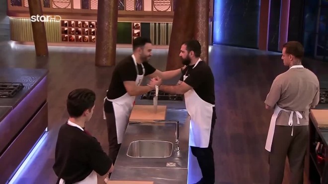 MasterChef: Ο Νίκος «καρφώνει» τον Μάριο και τού δίνει το χέρι του 
