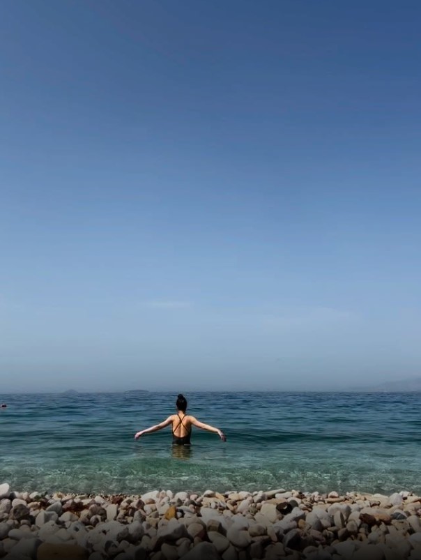 Χρύσα Μιχαλοπούλου στη θάλασσα