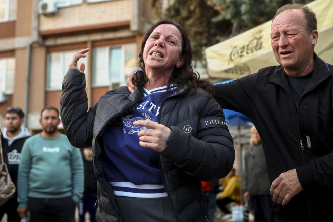 Γονείς συντετριμμένοι που έχασαν τα παιδιά τους από τη φωτιά στο νυχτερινό κέντρο στη Βόρεια Μακεδονία - AP Images