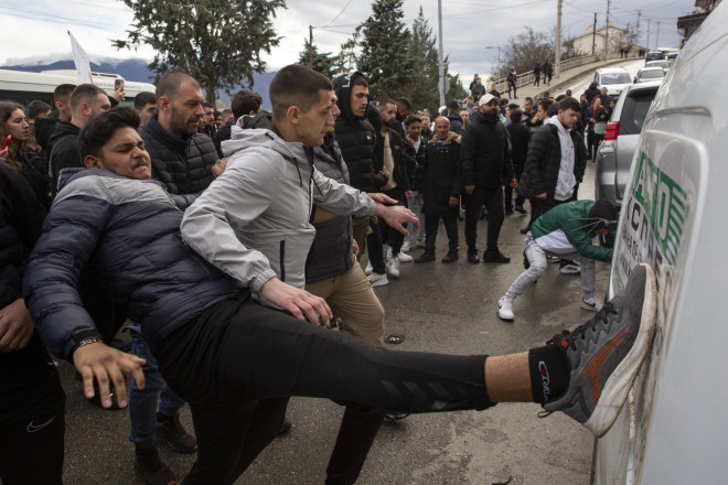 Οργισμένοι πολίτες στο Κότσανι - AP Images