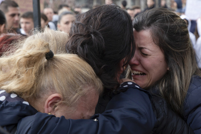 Στη Βόρεια Μακεδονία συγγενείς των θυμάτων θρηνούν για τους αγαπημένους τους - AP Images