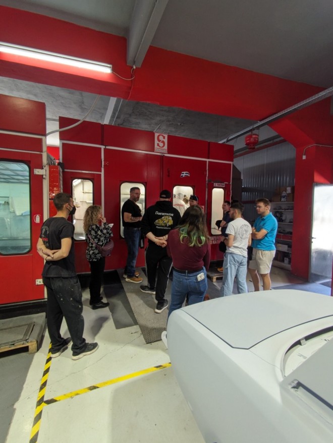 Έλληνας φανοποιός κάνει σεμινάρια σε Γάλλους μαθητές 