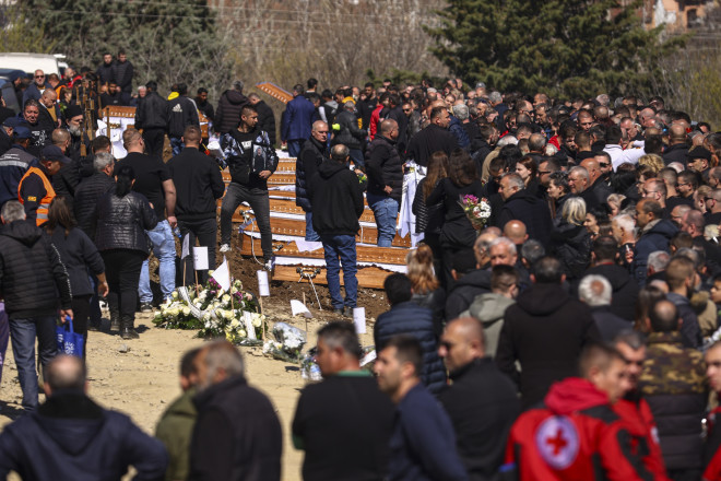 Πλήθος κόσμου συρρέοι για τις κηδείες στο Κότσανι