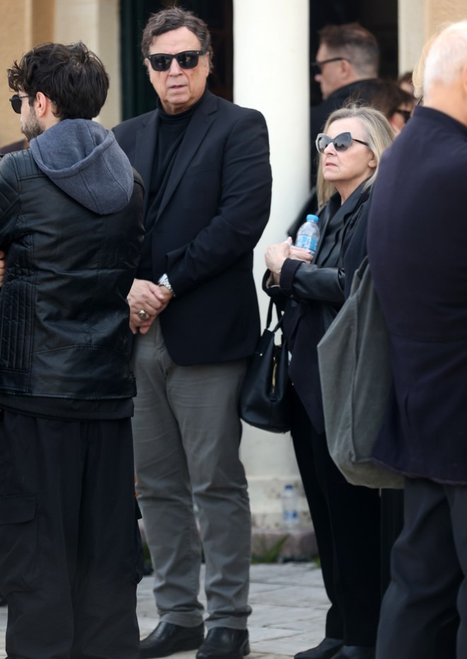 Ο Χάρης Ρώμας με τη σεναριογράφο Άννα Χατζησοφιά στην κηδεία της Καίτης Κωνσταντίνου 