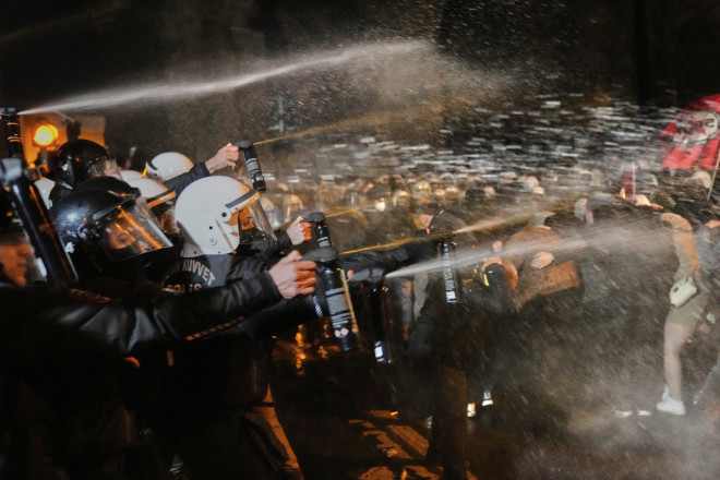 Αστυνομικοί έκαναν χρήση σπρέι πιπεριού κατά διαδηλωτών στην Κωνσταντινούπολη