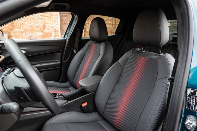 Alfa Romeo Junior Ibrida Q4: Δείτε πόσο κοστίζει στην Ελλάδα