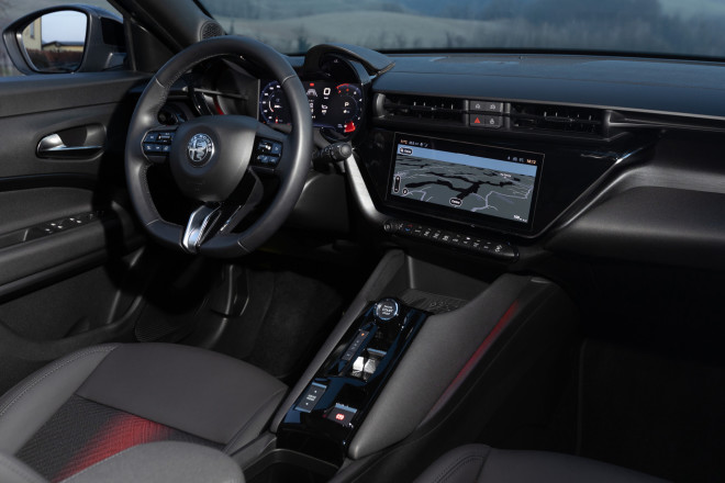 Alfa Romeo Junior Ibrida Q4: Δείτε πόσο κοστίζει στην Ελλάδα