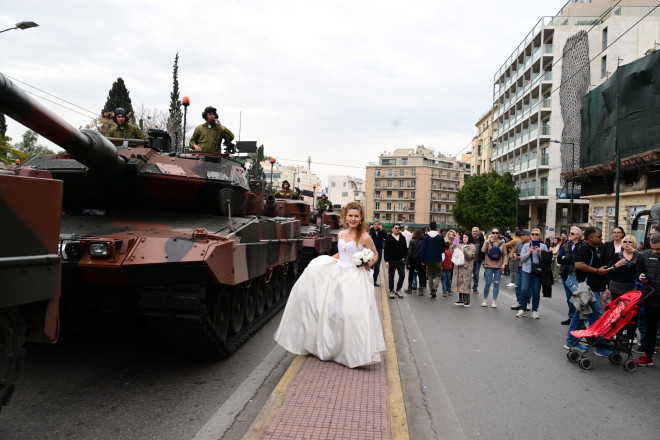 25η Μαρτίου: Νύφη πήγε στην παρέλαση με το νυφικό και πόζαρε στα άρματα