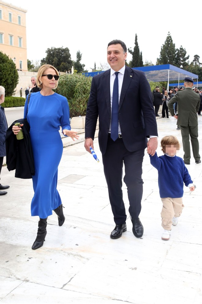 Τζένη Μπαλατσινού: H chic εμφάνιση στην παρέλαση με μπλε ρουά μίντι φόρεμα 