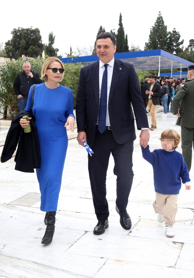 Τζένη Μπαλατσινού: H chic εμφάνιση στην παρέλαση με μπλε ρουά μίντι φόρεμα 