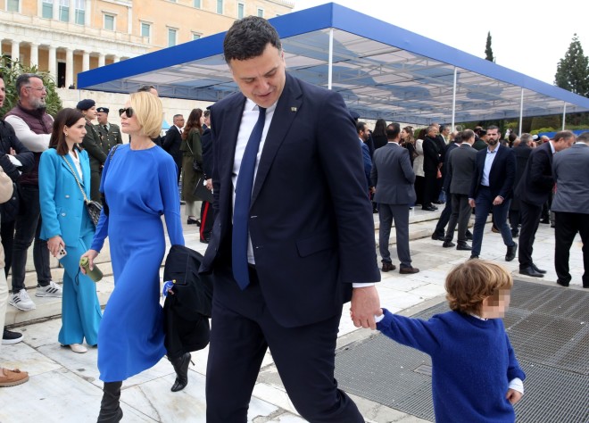 Τζένη Μπαλατσινού: H chic εμφάνιση στην παρέλαση με μπλε ρουά μίντι φόρεμα 