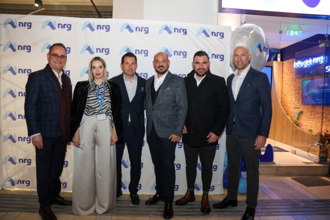 Φώτης Οικονομικής (Εμπορικός Διευθυντής nrg), Χρυσούλα Πετούση (ιδιοκτήτρια nrg store Ηρακλείου), Βασίλης Πετούσης (Ιδιοκτήτης  nrg store Ηρακλείου), Γιάννης Χαρτάλος (Υπεύθυνος Λειτουργίας Καταστημάτων nrg), Ηλίας Τσουβαλάς (Υπεύθυνος nrg store Ηρακλείου), Γιάννης Κουρούμαλης (Διευθυντής Πωλήσεων nrg) 