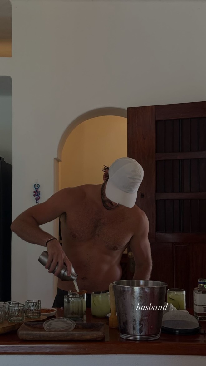 Αμαλία Κωστοπούλου: Φωτογραφίζει τον σύντροφό της να της φτιάχνει cocktail