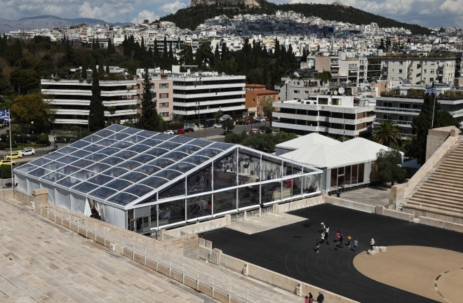 Η λυόμενη κατασκευή έξω από το Καλλιμάρμαρο 