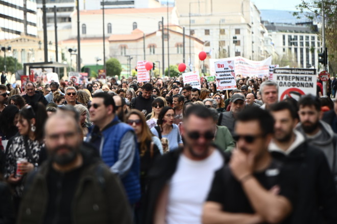 Τα ΜΑΤ προσπάθησαν να απωθήσουν τους χιλιάδες εκπαιδευτικούς