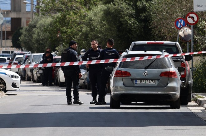 Οι αστυνομικοί μέσα στο Α.Τ. Κορωπίου προσπάθησαν να αφοπλίσουν τον 51χρονο με έπιπλα και πυροσβεστήρες - Intimenews