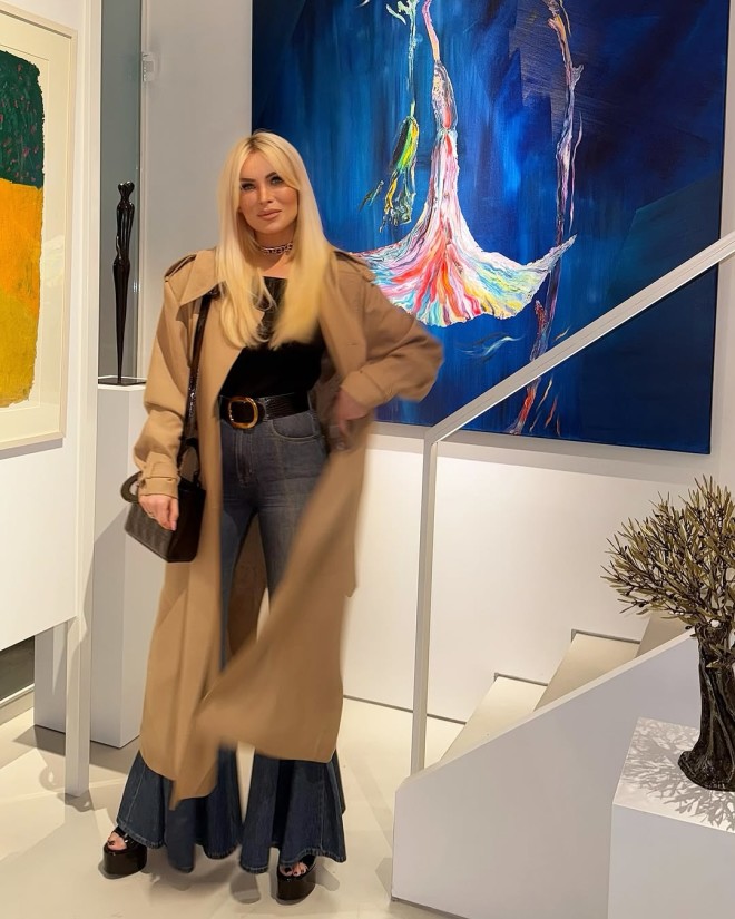 Η Κατερίνα Καινούργιου με ψηλόμεσο flare denim της/ Instagram