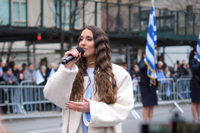 Νέα Υόρκη: Η Evangelia ερμήνευσε τον εθνικό ύμνο στην παρέλαση