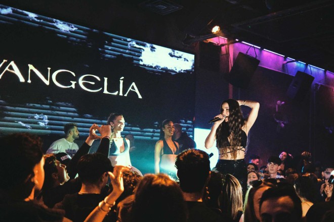 Νέα Υόρκη: Η Evangelia ερμήνευσε τον εθνικό ύμνο στην παρέλαση