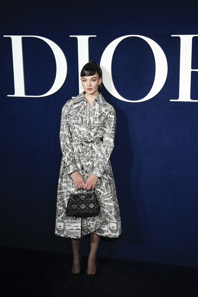 Η Ντέβα Κασέλ στην επίδειξη μόδας του οίκου Dior για τη σεζόν Φθινόπωρο/Χειμώνας 2025 / AP Images (Lewis Joly)