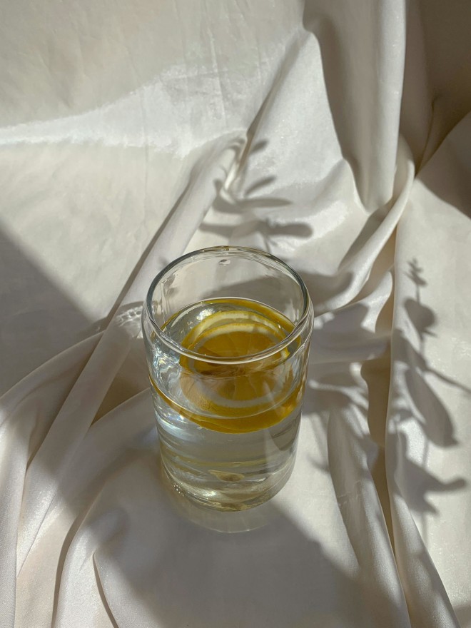 Στύψε λεμόνι σε ένα ποτήρι με χλιαρό νερό/ φωτογραφία από pexels