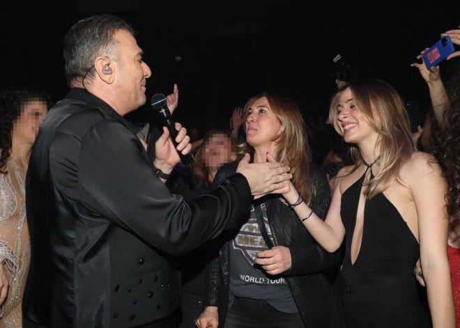 Ο Αντώνης Ρέμος τραγούδησε για τη Γιολάντα Διαμαντή και την κόρη της, Σήλια