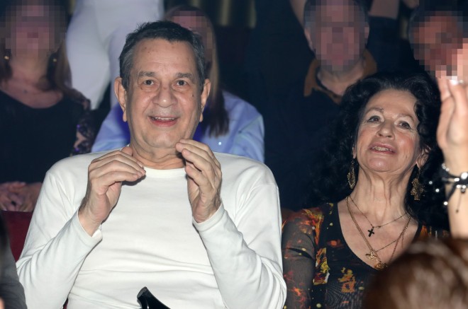 Ο Σταμάτης Σπανουδάκης με τη σύζυγό του, Ντόρη, στο κέντρο όπου εμφανίζονται Ρέμος- Βανδή/ NDP Νίκος Δρούκας