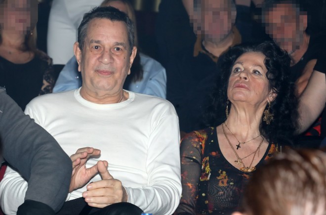 Ο Σταμάτης Σπανουδάκης με τη σύζυγό του, Ντόρη, στο κέντρο όπου εμφανίζονται Ρέμος- Βανδή/ NDP Νίκος Δρούκας