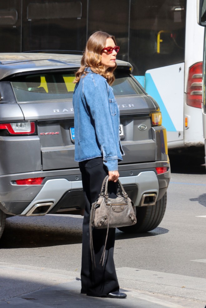 Bίκυ Καγιά: H casual εμφάνιση στο κέντρο με τσάντα Balenciaga/ NDP 