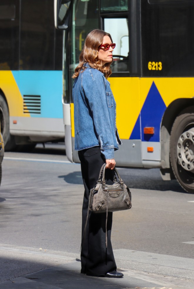 Bίκυ Καγιά: H casual εμφάνιση στο κέντρο με τσάντα Balenciaga/ NDP