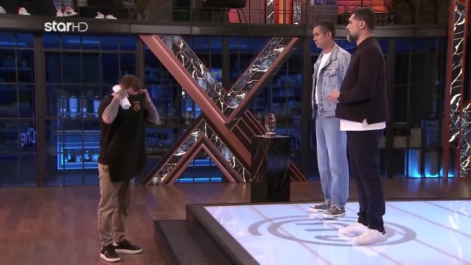 MasterChef: Η στιγμή που ο Παντελής βγάζει τη μαύρη ποδιά, για να φορέσει τη λευκή