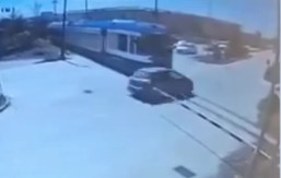 Η στιγμή που το αυτοκίνητο της γιατρού περνάει τη μπάρα ενώ έρχεται το τρένο  