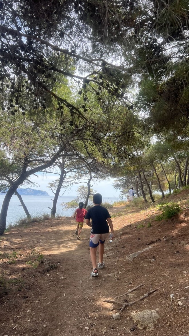 Κατερίνα Παπουτσάκη: Στην παραλία με τους γιους και τον σύντροφό της!