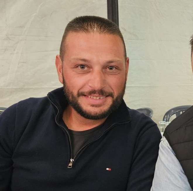O Γιάννης Αλεξόπουλος είναι ο φίλος του Άρη Μουγκοπέτρου που του έδωσε την κροτίδα/ φωτογραφία Facebook