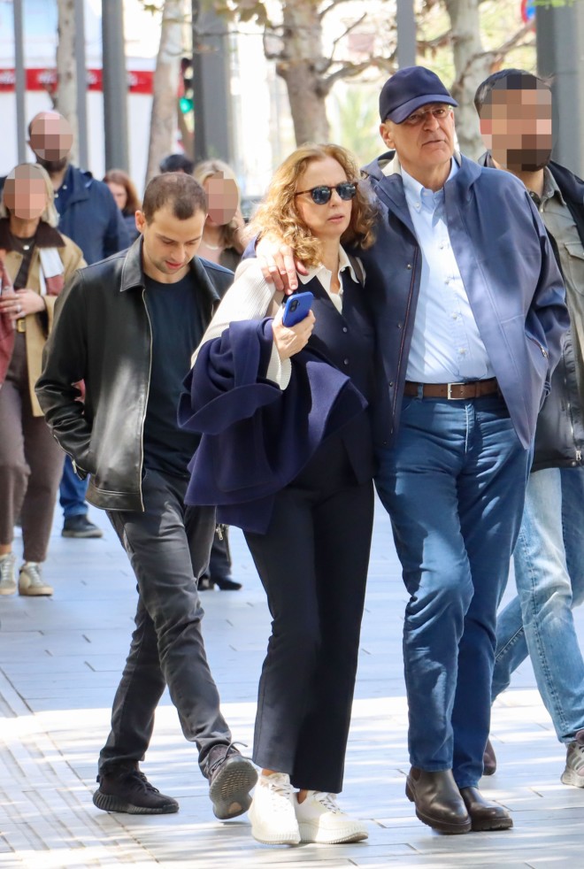 Νίκος Δένδιας: Βόλτα στο κέντρο με τη σύζυγό του, Δάφνη Λάλα και τον γιο τους, Στέφανο/ NDP
