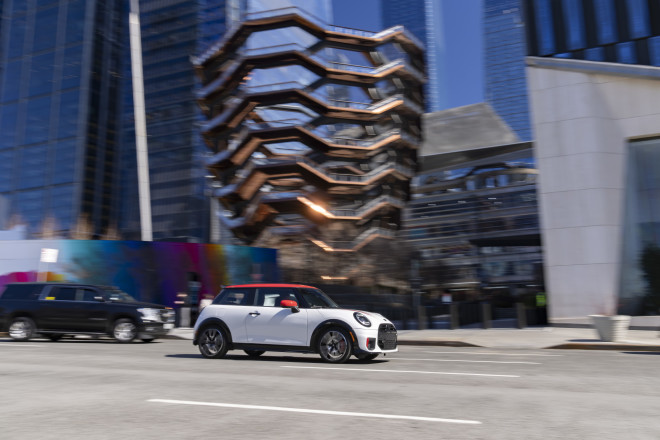 MINI John Cooper Works: Μαγνητίζει τα βλέμματα στη Νέα Υόρκη 