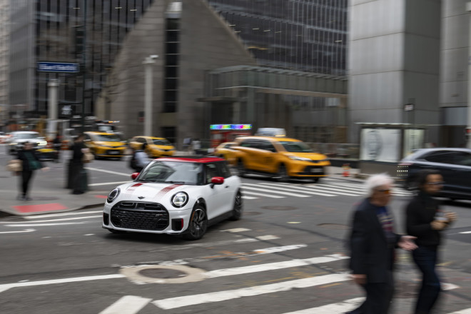 MINI John Cooper Works: Μαγνητίζει τα βλέμματα στη Νέα Υόρκη 