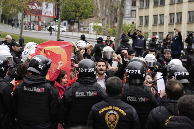 Στην Κωνσταντινούπολη, οι εκδηλώσεις για την Πρωτομαγιά σημαδεύτηκαν απο επεισόδια, αστυνομική καταστολή και εκατοντάδες προληπτικές συλλήψεις.
