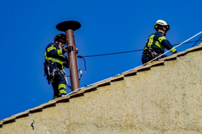Βατικανό: Τοποθετήθηκε η καπνοδόχος για την εκλογή νέου πάπα