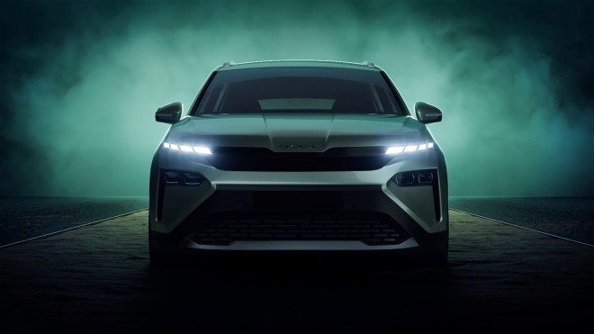Ο Μίλτος Τεντόγλου.στο τιμόνι του SKODA ELROQ 