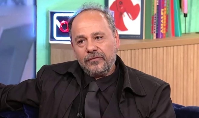 Ο Αλέξανδρος Ρήγας πρωταγωνιστεί στην παράσταση Το Τάβλι