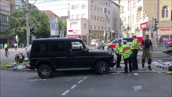 Στουτγκάρδη: Αστυνομικές δυνάμεις στο σημείο όπου αυτοκίνητο έπεσε σε πλήθος, με αποτέλεσμα να σκοτωθεί μία γυναίκα / screenshot ΑΡ
