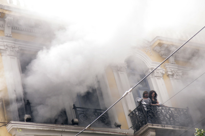 Μarfin 2010: To στιγμιότυπο με τις δύο υπαλλήλους στο μπαλκόνι που ζητούν βοήθεια/  Eurokinissi Aντώνης Πασβάντης
