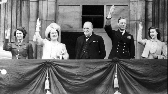 VE Day: Όταν η βασίλισσα Ελισάβετ χόρεψε «κρυφά» μέσα στο πλήθος