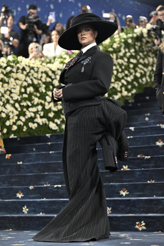 Με δημιουργία του Marc Jacobs η Ριάνα στο ΜΕΤ Gala 2025