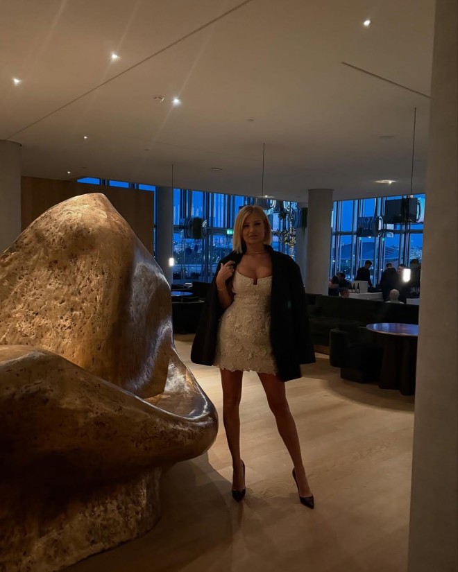 Φαίη Σκορδά: Με μίνι φόρεμα και γόβες για dinner σε εστιατόριο Michelin
