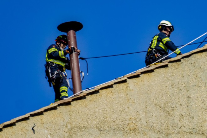 Τοποθετήθηκε ήδη η καμινάδα για την εκλογή του νέου Πάπα - AP Images