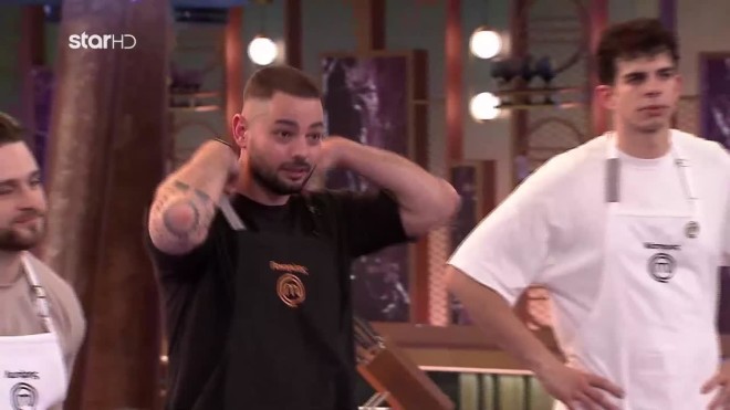MasterChef: Η στιγμή που ο Παναγιώτης φοράει τη μαύρη ποδιά 