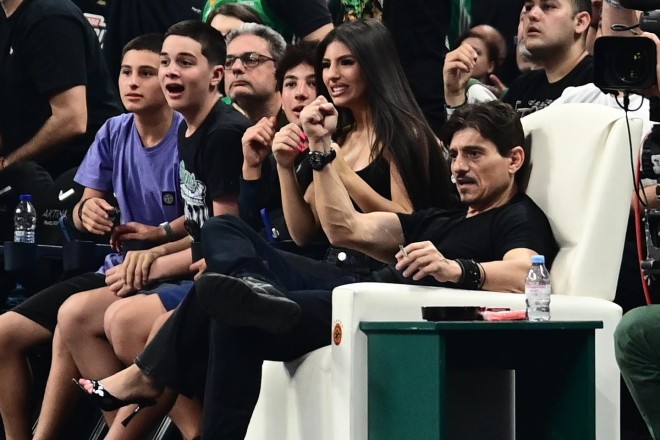 O Δημήτρης Γιαννακόπουλος στο ΟΑΚΑ με την οικογένειά του/ φωτογραφία από eurokinissi.gr 